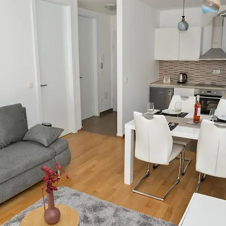 Leon Sa Privatnim Parkingom Lägenhet