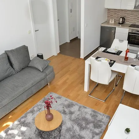 Leon Sa Privatnim Parkingom *